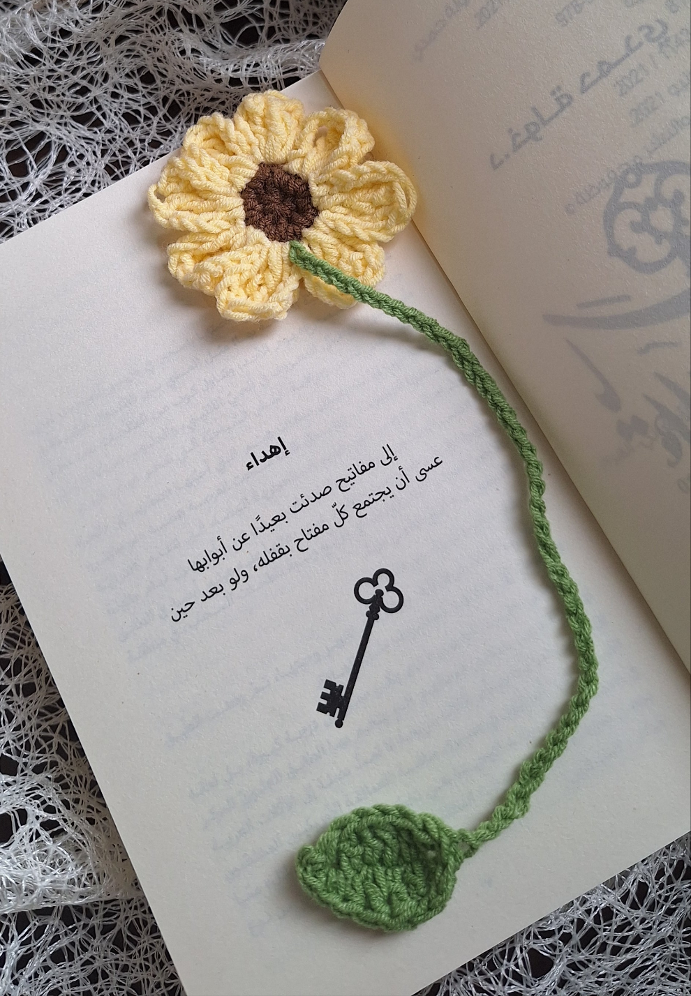 colored flower bookmark🏵